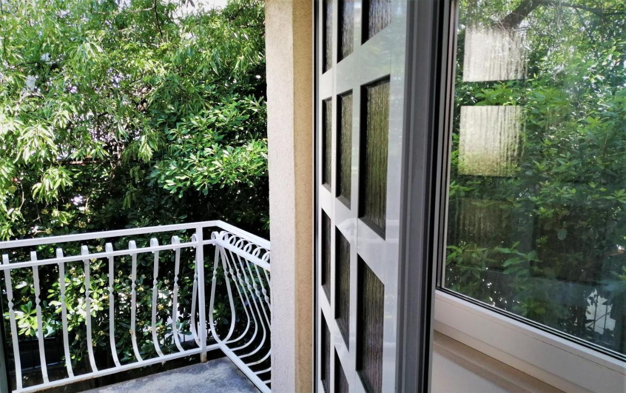 Split Symphony Veranda: Modern, New Apartment エクステリア 写真