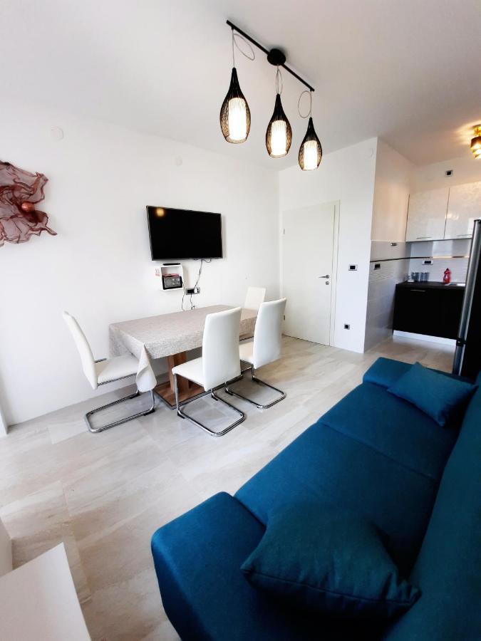 Split Symphony Veranda: Modern, New Apartment エクステリア 写真