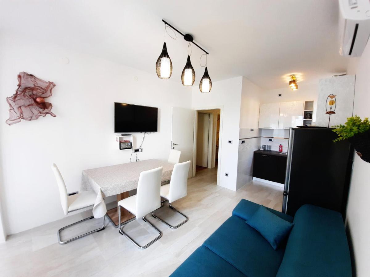 Split Symphony Veranda: Modern, New Apartment エクステリア 写真