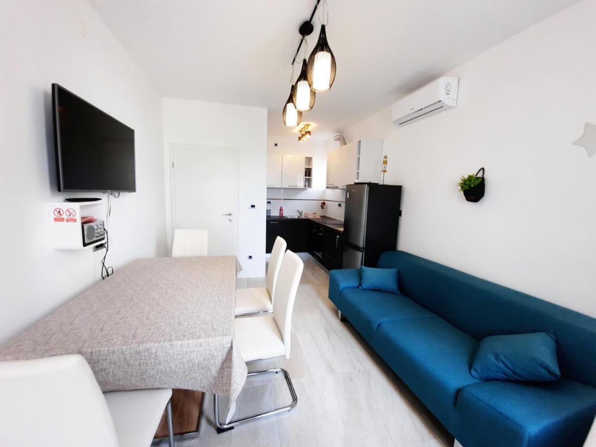 Split Symphony Veranda: Modern, New Apartment エクステリア 写真