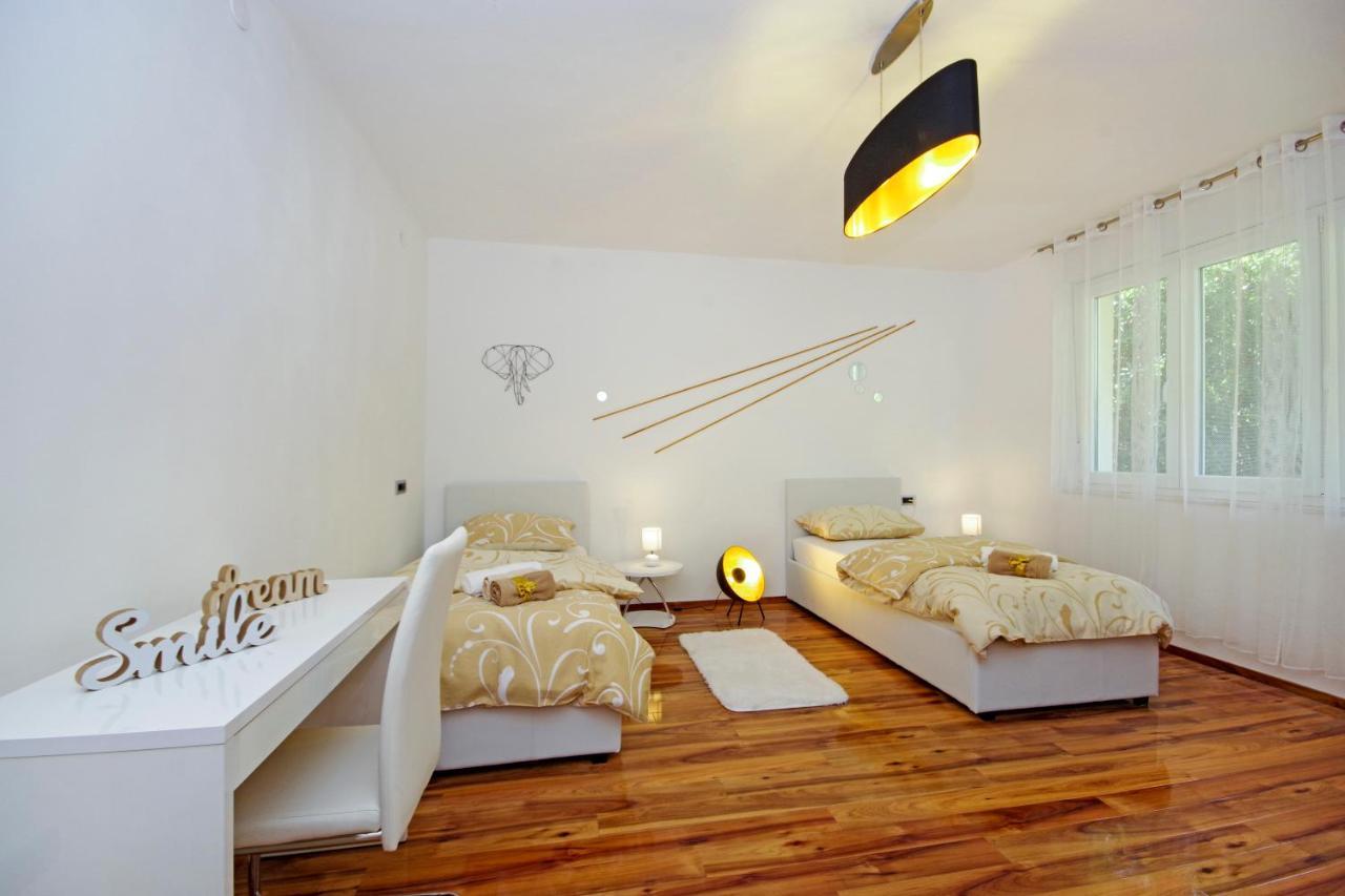 Split Symphony Veranda: Modern, New Apartment エクステリア 写真