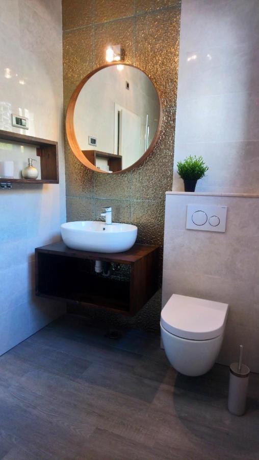 Split Symphony Veranda: Modern, New Apartment エクステリア 写真