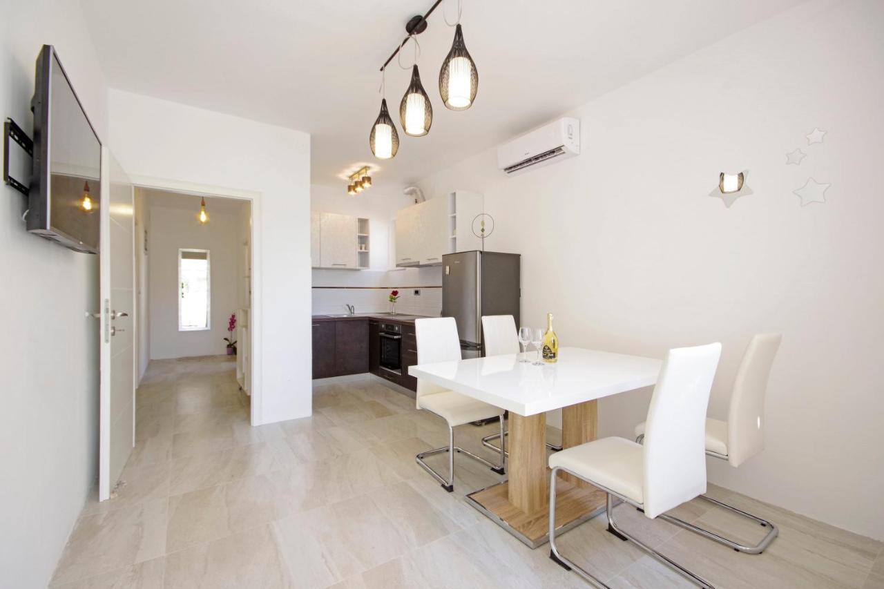 Split Symphony Veranda: Modern, New Apartment エクステリア 写真