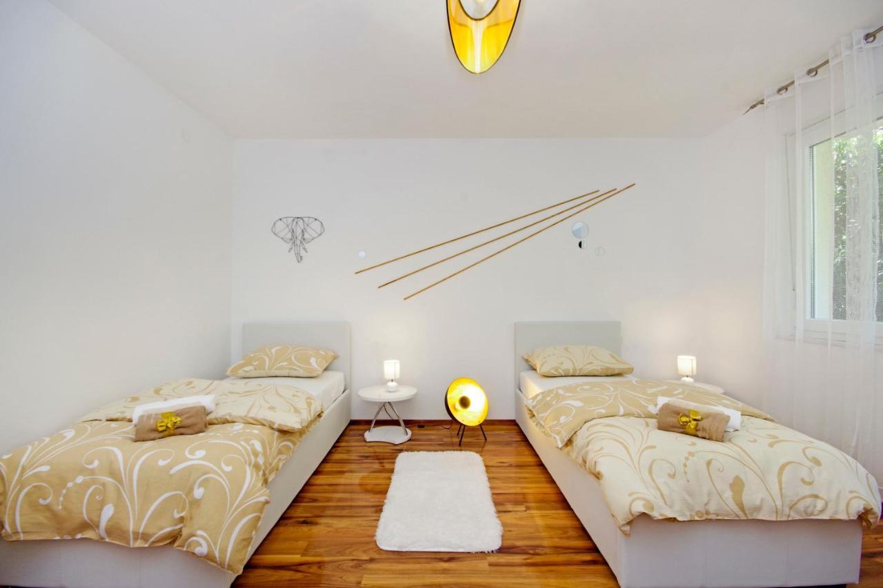 Split Symphony Veranda: Modern, New Apartment エクステリア 写真