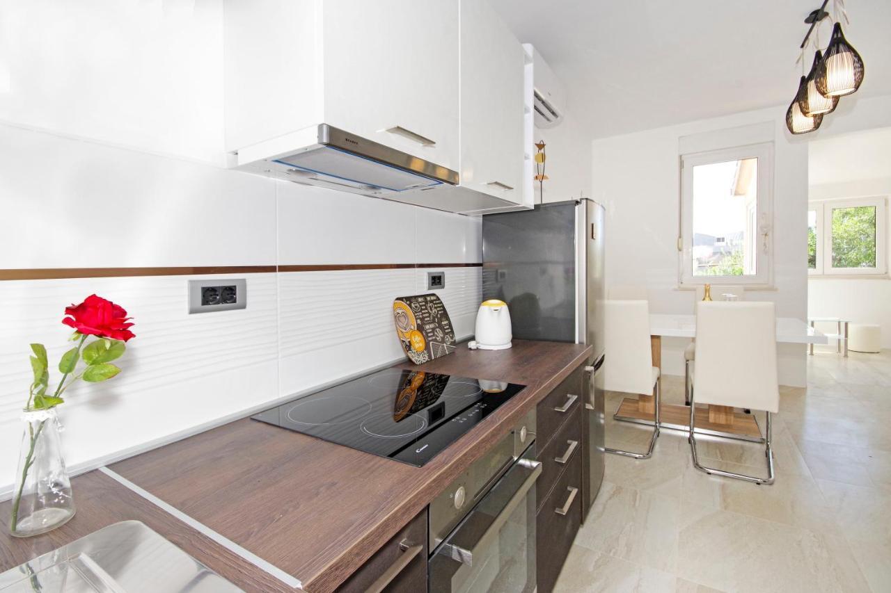 Split Symphony Veranda: Modern, New Apartment エクステリア 写真