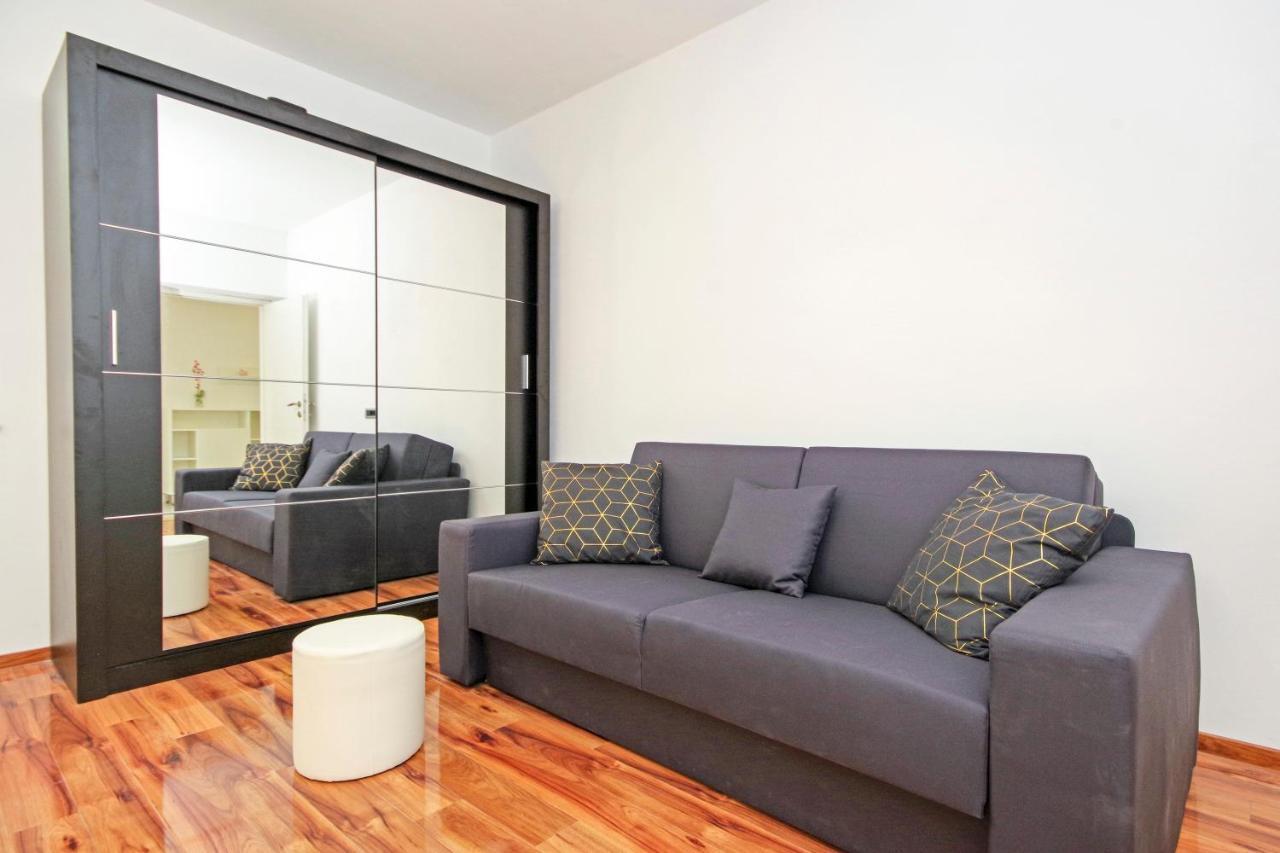 Split Symphony Veranda: Modern, New Apartment エクステリア 写真